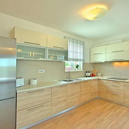 Muskovic By Interhome Tinjan